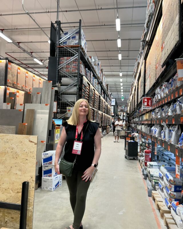 Maria is happy to be working from home! 🇮🇹 #diysummit #storetour #romeitaly #diy #homeimprovement #flooring #tiling #floortrims #trojan #gripdex #greenfx #dssupplies